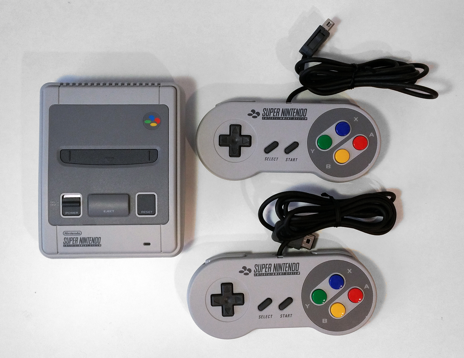 Detalhes de design e componentes do Mini Super Nintendo.